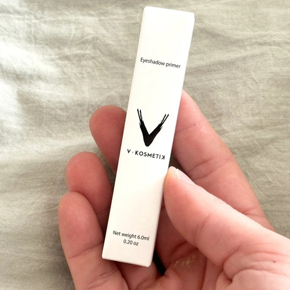 NWT V Kosmetic Eyeshadow Primer - Retails for $21 - 0.20 oz - Picture 3 of 10